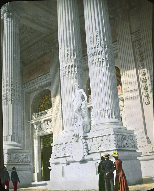 À l'entrée du Grand Palais