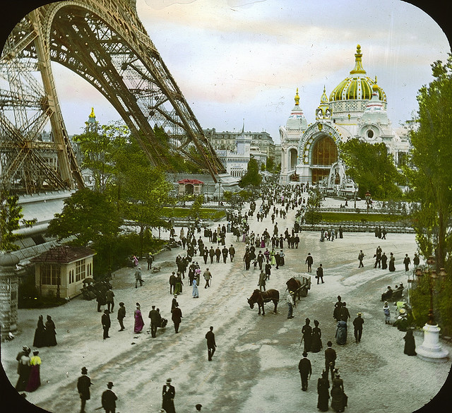 Au pied de la Tour Eiffel