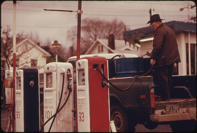 David Falconer, Durant la crise du pétrole (1973-1974), du carburant imoprté était encore disponible dans l'Oregon, mars 1974, Projet Documerica