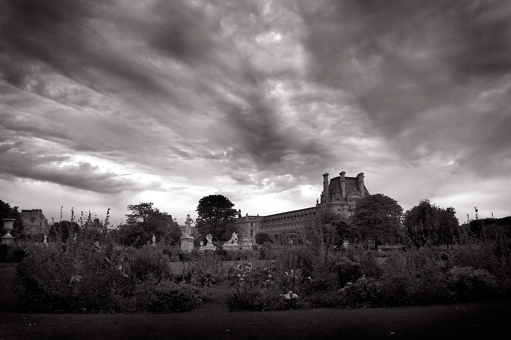 Photographie du Louvre en noir et blanc