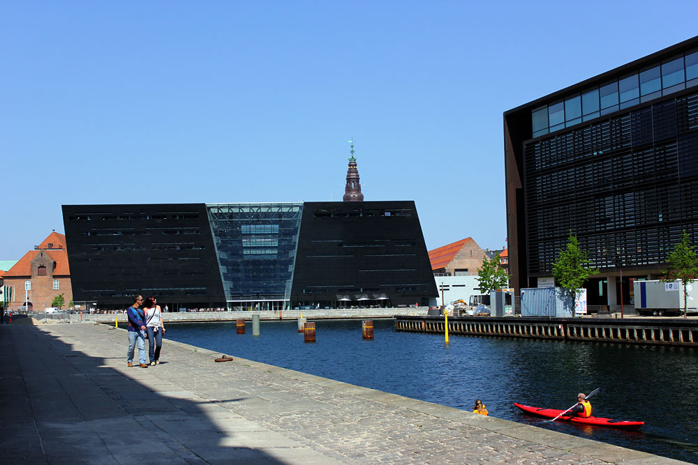 Photographie du diamant noir, bibliothèque royale du Danemark. Vue sur le bâtiment avec le canal.