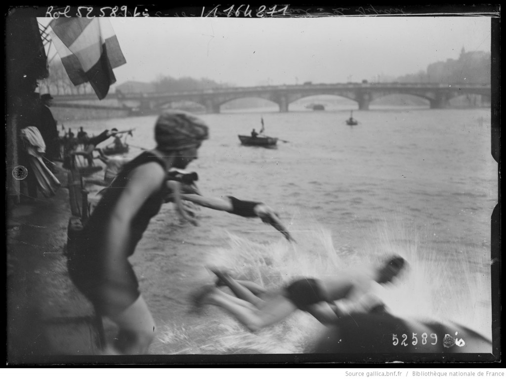 25 décembre 1918, une compétition de natation dans la Seine à Paris appelée "Coupe de Noël". - Départ depuis le Pont Alexandre III, Agence Rol. 