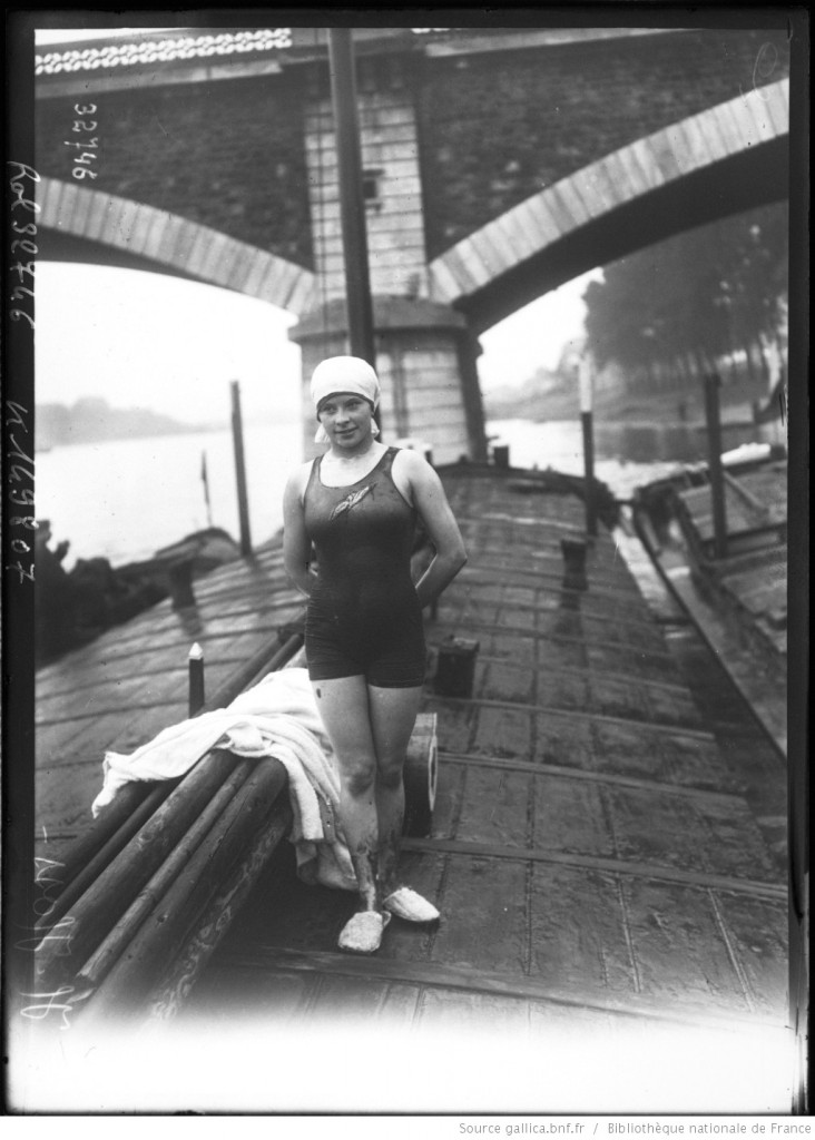 7 septembre 1919, La Traversée de Paris à la nage, un événement à ne pas manquer !  Ici la nageuse H. Hoss sur un bateau, Agence Rol.