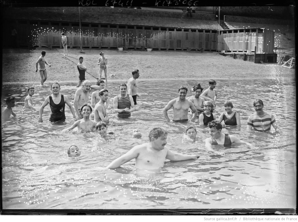 Baignade dans la Seine à Paris par fortes chaleurs en juillet 1921, Agence Rol.