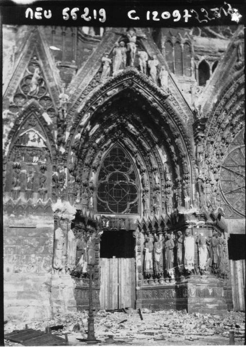 Le portail gauche de la cathédrale de Reims en 1914, Agence de presse Meurisse, Bibliothèque nationale de France.