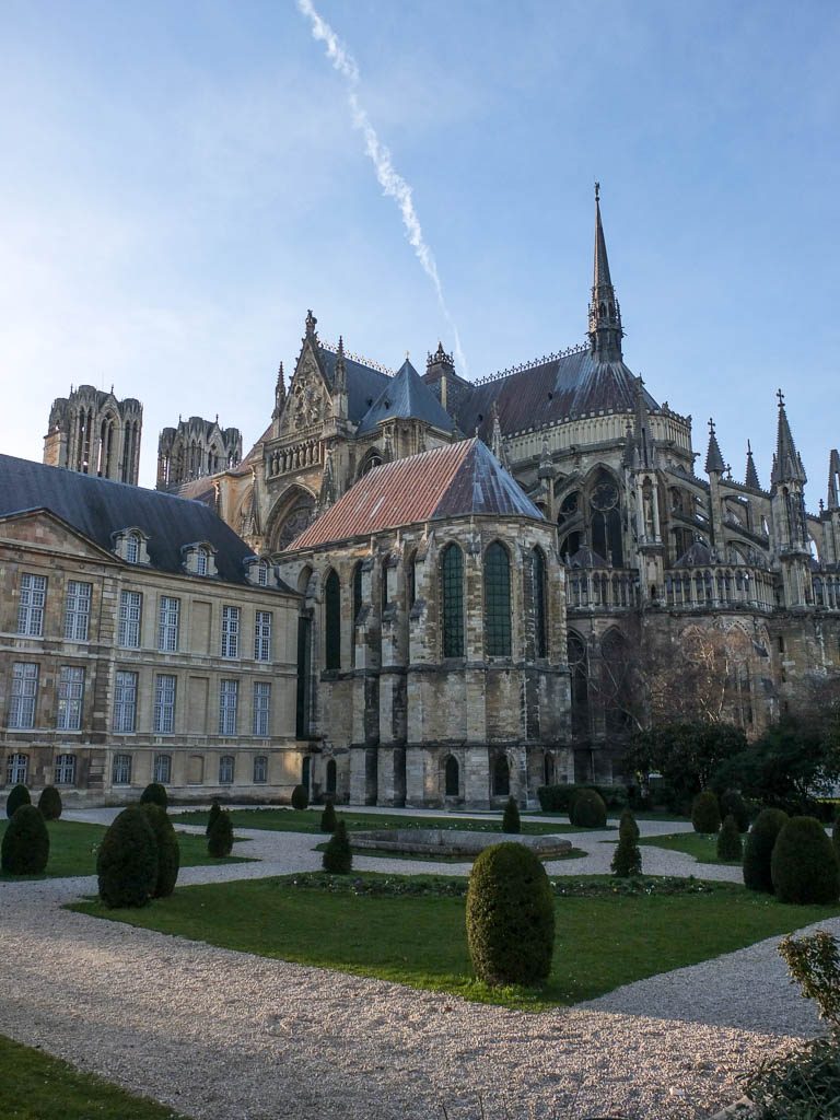 Vue arrière de la cathédrale de Reims, en ce moment en travaux.