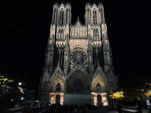 façade la cathédrale de Reims nouvellement restaurée