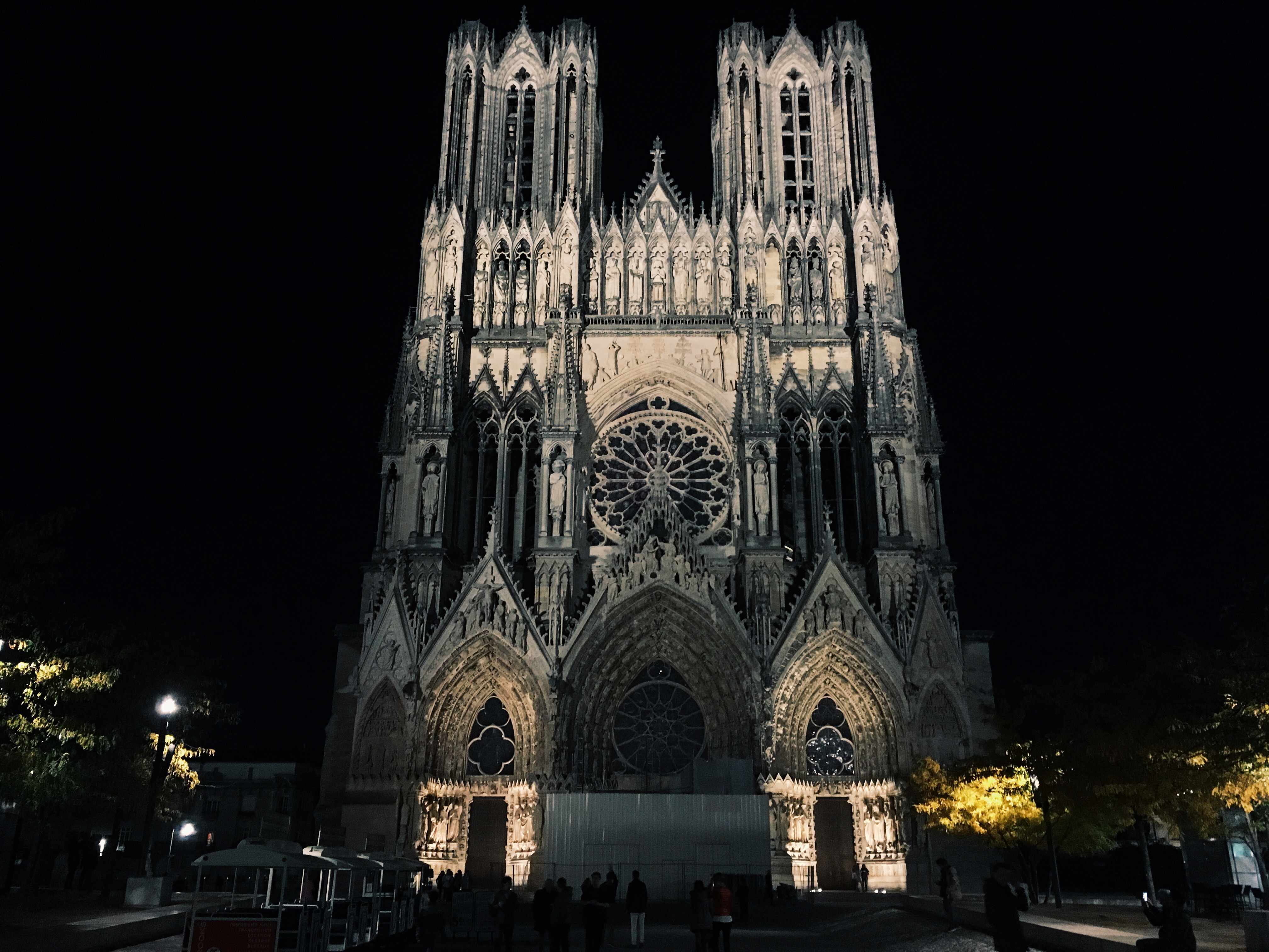 façade la cathédrale de Reims nouvellement restaurée