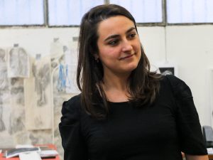 Portrait de Céline Prunas dans son atelier de linogravure à la Fileuse de Reims, friche artistique.