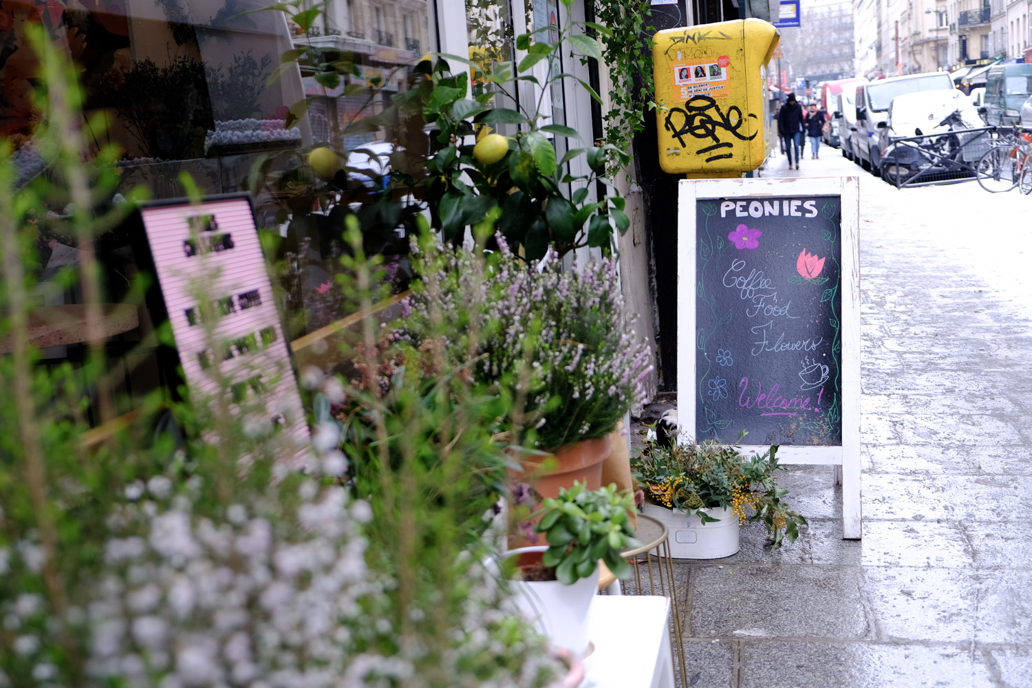 Un café et des fleurs, au Poenies Paris