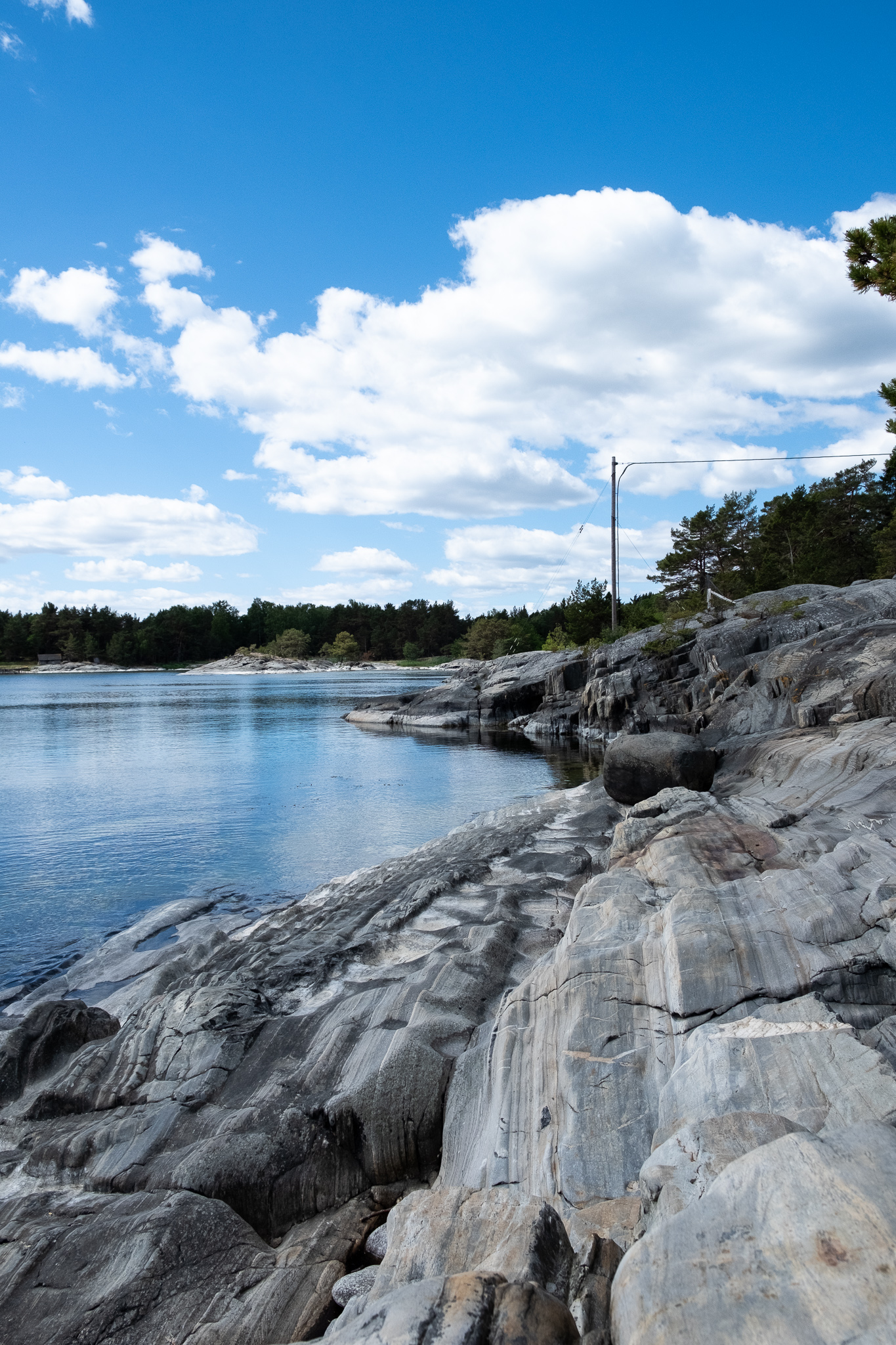 Plage de pierres à Rävstavik